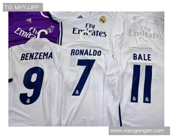 昔日足球巨星同框合影重温辉煌岁月与激情瞬间