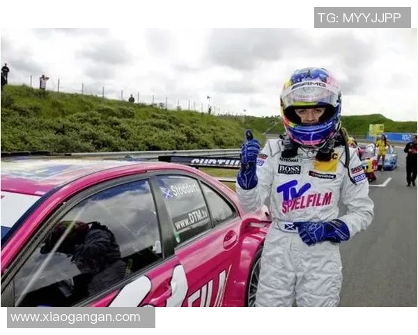 足球明星与传奇前辈的偶遇故事揭示了传承与梦想的力量