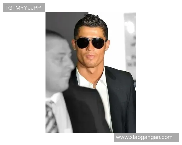 足球明星C罗身着西装的时尚魅力与风采展示